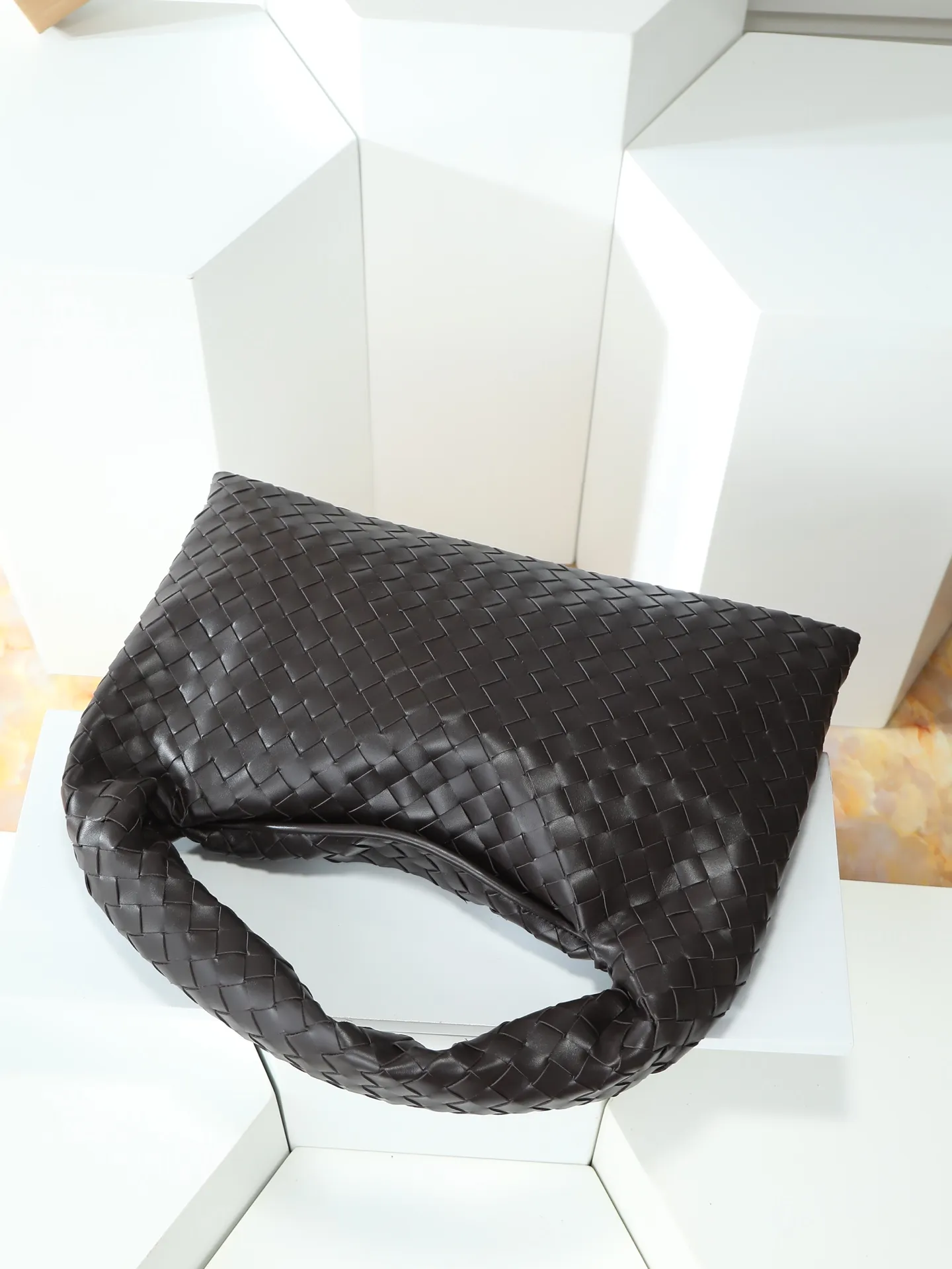 1180. #Bv’s new medium size HO 796262. The bag body and handles are made of a whole piece of woven leather. The bag body is soft and lazy. Ho symbolizes the praise of innovation and eternal craftsmanship [love]. The pyramid silhouette combines practicality and fashion. It is modern and casual. The double-sided closure design of the bag mouth is more convenient and safe! Made of soft cowhide and full of texture, this is a must-have for fashionable ladies who like minimalism, comfort and casualness! Dimensions: 46x21x10